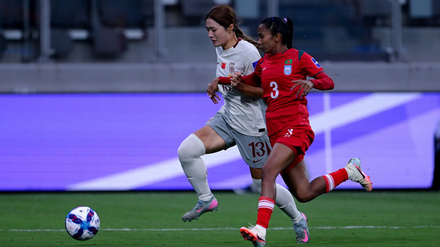 Pemain Timnas Wanita China, Jin Kun, berduel dengan pemain Bangladesh, Shamsunnahar, dalam laga Grup B Piala Asia Wanita 2026 pada Selasa (3/3). Foto: AFC