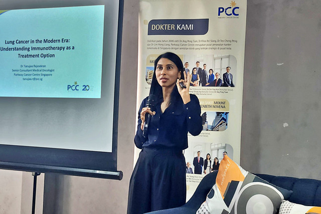 Senior Consultant Medical Oncologist dari Parkway Cancer Centre (PCC), Dr. Tanujaa Rajasekaran dalam acara media briefing bertajuk "Pergeseran Demografi Kanker di Indonesia: Kanker Paru pada Usia Produktif". Foto: Ela Nurlaela/kumparan