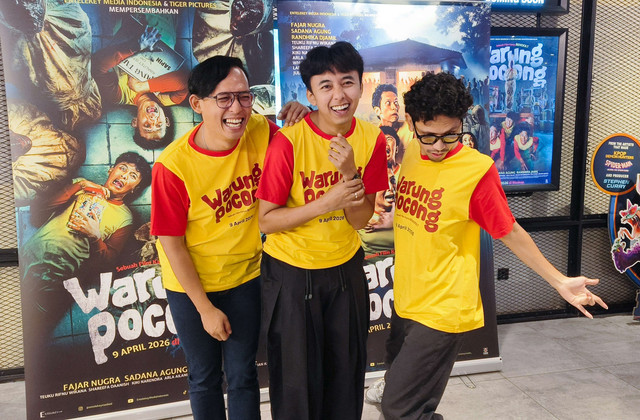 Komedian Fajar Nugra bersama Sandana Agung, dan Rhandika Djamil saat konferensi pers dan launcing poster film Warung Pocong di CGF FX Sudirman, Jakarta, Selasa, (3/3/2026). Foto: Agus Apriyanto