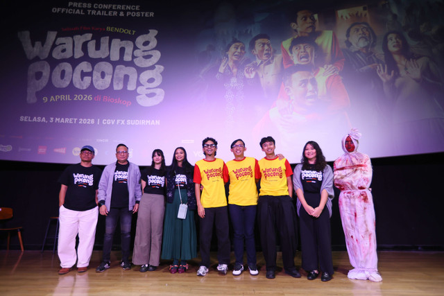 Komedian Fajar Nugra bersama Sandana Agung, Rhandika Djamil, Arla Ailani dan Shareefa Daanish saat konferensi pers dan launcing poster film Warung Pocong di CGF FX Sudirman, Jakarta, Selasa, (3/3/2026). Foto: Agus Apriyanto