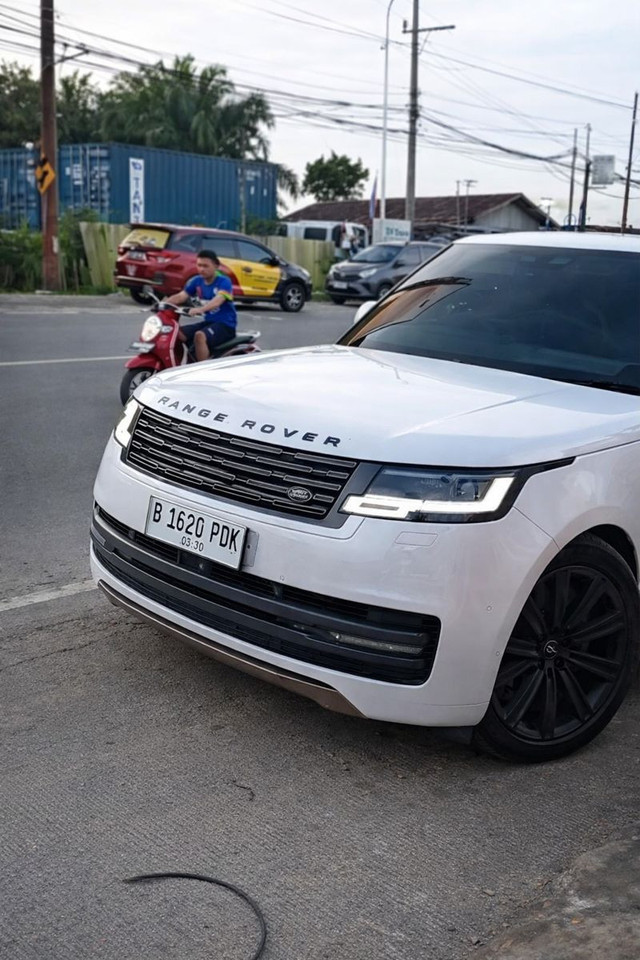 Sosok Range Rover putih yang disinyalir digunakan Gubernur Kaltim, Rudy Mas'ud saat di Balikpapan, Senin (2/3/2026). Foto: Instagram/@a.gafhar