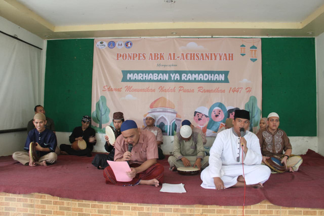 Anak berkebutuhan khusus di Pondok Pesantren Al-Achsaniyyah berlatih rebana pada Selasa (3/3/2026). Foto: Vega Maarijil Ula/kumparan