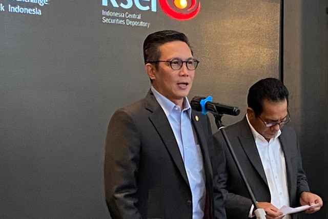 Pejabat Sementara (Pjs) Direktur Utama BEI Jeffrey Hendrik dan Dirut Kustodian Sentral Efek Indonesia (KSEI) Samsul Hidayat, di Gedung BEI Jakarta, Selasa (3/3/2026). Foto: Muhammad Fhandra Hardiyon/kumparan
