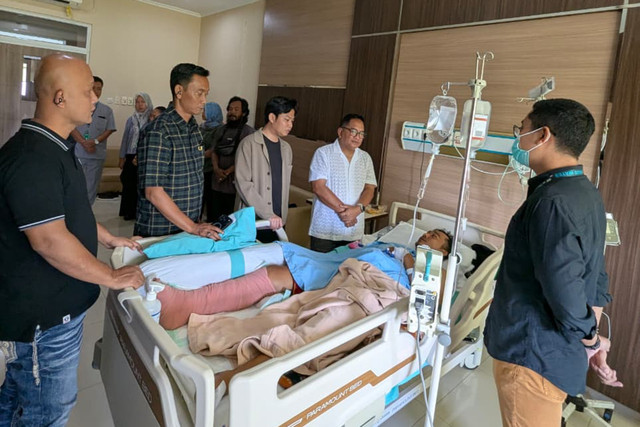 Perwakilan rokok HS menjenguk Aab Abdullah dan Deva di RSUD Wates, Kulon Progo, Selasa (3/3/2026). Foto: Dok. Istimewa