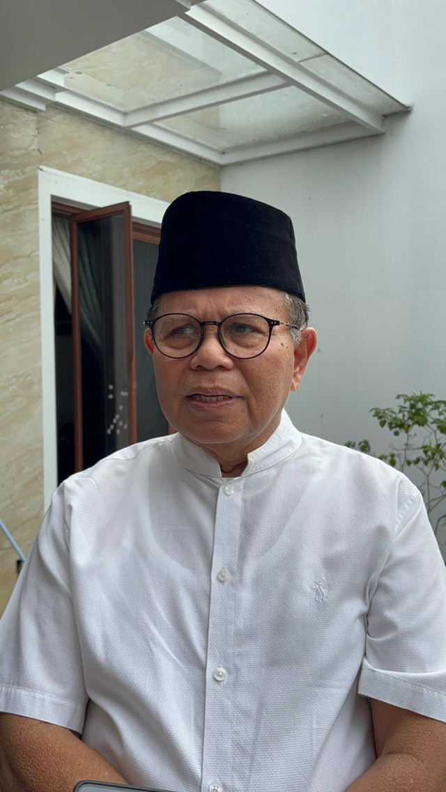 Kakak korban pembunuhan di perumahan Prima Lingkar Asri, Kota Bekasi Ermanto Usman, Dalsaf Usman saat ditemui di lokasi, Selasa (3/3/2026). Foto: Abid Raihan/kumparan