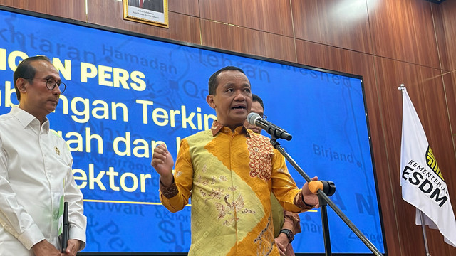 Menteri ESDM Bahlil Lahadalia saat konferensi pers terkait konflik di Timur Tengah, Selasa (3/3/2026). Foto: Fariza Rizky Ananda/kumparan