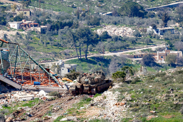 Sebuah tank tempur utama Merkava Mark IV milik tentara Israel ditempatkan di sebuah posisi di sepanjang perbatasan antara Israel utara dan Lebanon selatan, Selasa (3/3/2026). Foto: Jalaa Marey/AFP