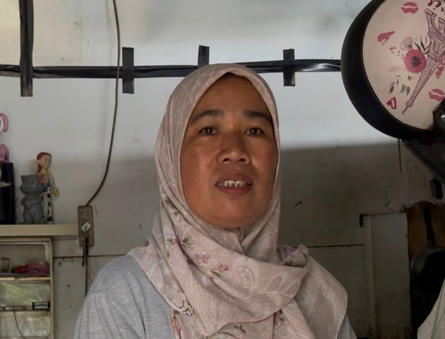Tini (45), penjaga warung di dekat rumah korban pembunuhan Ermanto saat ditemui di warungnya di Perumahan Prima Lingkar Asri, Kota Bekasi pada Selasa (3/3/2026). Foto: Abid Raihan/kumparan