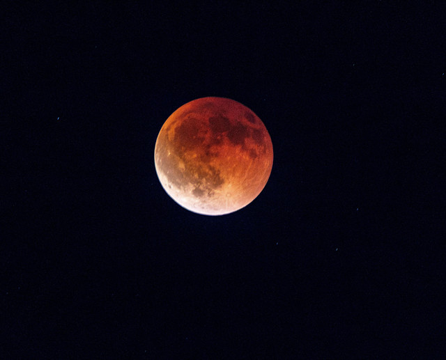 Gerhana bulan total dengan warna merah akibat pembiasan cahaya matahari oleh atmosfer bumi. (Pexels)