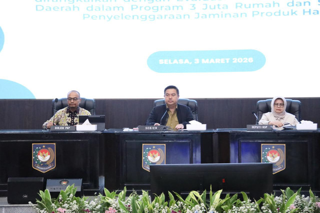 Sekjen Kemendagri Tomsi Tohir menghadiri Rapat Koordinasi Pengendalian Inflasi Tahun 2026 yang dirangkaikan dengan Evaluasi Program Tiga Juta Rumah dan Penyelenggaraan Jaminan Produk Halal di Kantor Kemendagri, Jakarta, Selasa (3/3/2026). Foto: Kemendagri RI
