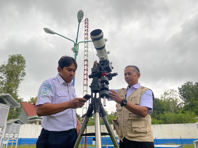 Proses pengamatan gerhana bulan total di Stasiun Geofisika Sleman, Selasa (3/3). Foto: Pandangan Jogja/Resti Damayanti