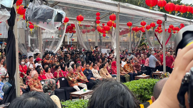 Wamenekraf Irene Umar, WamenPPPA Veronica Tan, Gubernur DKI Jakarta Pramono Anung, Eks Gubernur DKI Jakarta Sutiyoso, Fauzi Bowo, Anies Rasyid Baswedan, dan Teguh Setiabudi dalam acara Cap Go Meh Jakarta di Glodok Pancoran Chinatown, Selasa (3/3). Foto: Nasywa Athifah/kumparan