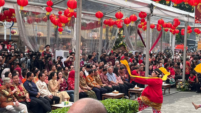 Wamenekraf Irene Umar, WamenPPPA Veronica Tan, Gubernur DKI Jakarta Pramono Anung, Eks Gubernur DKI Jakarta Sutiyoso, Fauzi Bowo, Anies Rasyid Baswedan, dan Teguh Setiabudi dalam acara Cap Go Meh Jakarta di Glodok Pancoran Chinatown, Selasa (3/3). Foto: Nasywa Athifah/kumparan