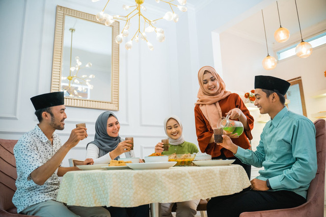  Ilustrasi berkumpul bersama keluarga di momen Lebaran. Foto: Shutterstock