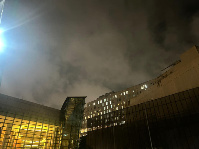 Diselimuti awan mendung, Gerhana Bulan Total tidak terlihat di langit Planetarium TIM Jakarta, Selasa (3/3) pukul 19.40 WIB. Foto: Nauval Pratama/kumparan