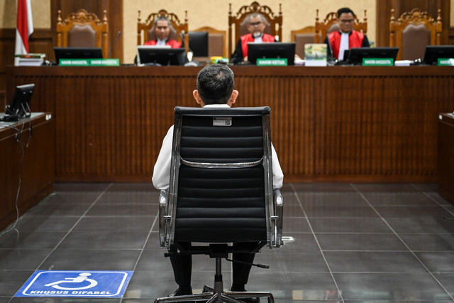 Terdakwa kasus dugaan suap terhadap putusan lepas perkara korupsi pemberian fasilitas ekspor minyak sawit mentah (CPO) M Syafei mengikuti sidang pembacaan vonis di Pengadilan Tipikor, Jakarta, Selasa (3/3/2026). Foto: Bayu Pratama S/ANTARA FOTO