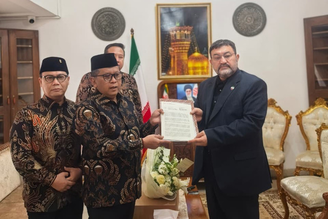 Surat duka cita Megawati Soekarnoputri diantarkan oleh Sekjen PDIP Hasto Kristiyanto bersama Ketua DPP PDIP bidang Luar Negeri, Ahmad Basarah pada Dubes Republik Islam Iran untuk Indonesia Mohammad Boroujerdi di Kedubes Iran di Jakarta, Selasa (3/3). Foto: Dok. PDIP