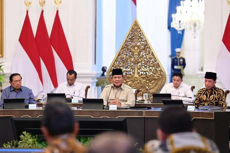 Presiden Prabowo Subianto menggelar pertemuan dengan para menteri dan wakil presiden terdahulu di Istana Merdeka, Selasa (3/3/2026). Foto: Instagram/ @sekretariat.kabinet