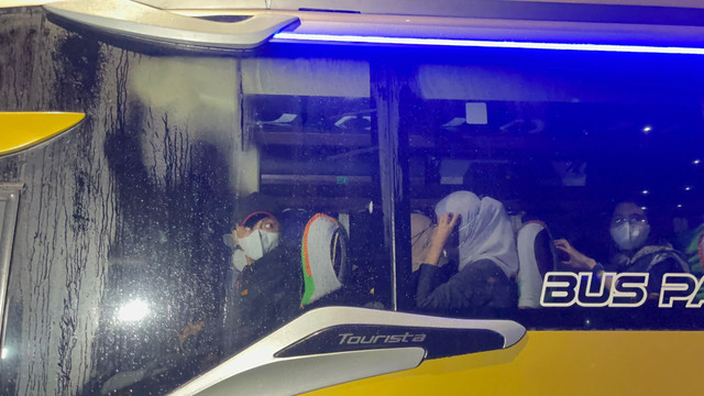 Bus yang membawa 11 orang yang diamankan KPK terkait OTT Bupati Pekalongan tiba di Gedung Merah Putih KPK. Foto: Rayyan Farhansyah/kumparan