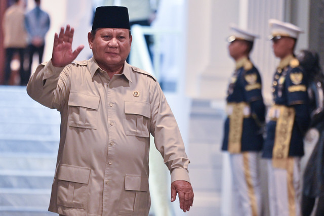 Presiden Prabowo Subianto menyapa wartawan saat bersiap menyambut kedatangan mantan presiden untuk bersilahturahmi di Kompleks Istana Kepresidenan, Jakarta, Selasa (3/3/2026). Foto: Bayu Pratama S/ANTARA FOTO