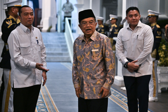 Wakil Presiden ke-10 dan 12 Jusuf Kalla disambut Mensesneg Prasetyo Hadi dan Sekretaris Kabinet Teddy Indra Wijaya saat hadir untuk bersilaturahmi dengan Presiden Prabowo Subianto di Kompleks Istana Kepresidenan, Jakarta, Selasa (3/3/2026). Foto: Bayu Pratama S/ANTARA FOTO
