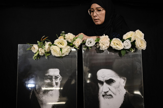 Warga memasang bunga di foto mendiang pemimpin tertinggi Iran Ayatollah Ali Khamenei usai mengikuti majelis tahlil di Islamic Cultural Center, Jakarta, Selasa (3/3/2026). Foto: Sulthony Hasanuddin/ANTARA FOTO 
