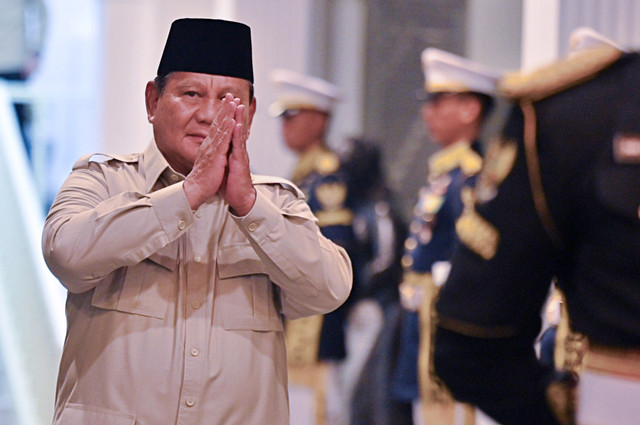 Presiden Prabowo Subianto menyapa wartawan saat bersiap menyambut kedatangan mantan presiden untuk bersilahturahmi di Kompleks Istana Kepresidenan, Jakarta, Selasa (3/3/2026). Foto: Bayu Pratama S/ANTARA FOTO