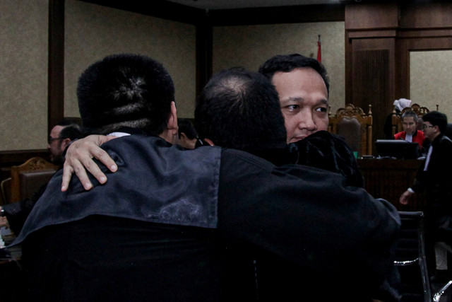 Terdakwa kasus dugaan suap terhadap putusan lepas perkara korupsi pemberian fasilitas ekspor minyak sawit mentah (CPO) Junaedi Saibih berpelukan dengan kuasa hukumnya usai menjalani sidang vonis di Pengadilan Tipikor, Jakarta, Selasa (3/3/2026). Foto: Darryl Ramadhan/ANTARA FOTO