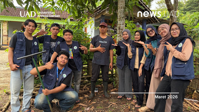 Mahasiswa KKN Universitas Ahmad Dahlan (UAD) Inisiasi Pembuatan Lubang Biopori di Dusun Ploso (Foto. KKN UAD)