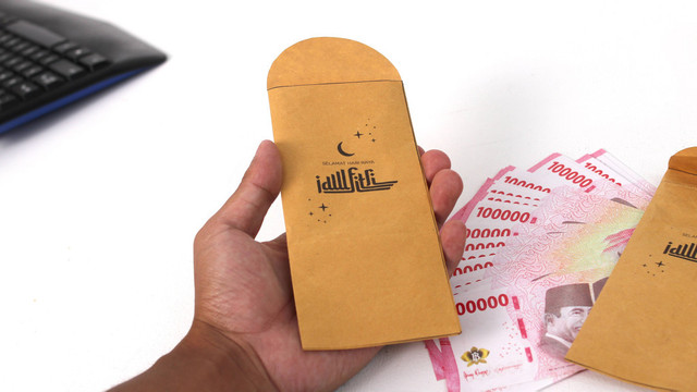  Ilustrasi THR. Foto: jamaludinyusuppp/Shutterstock