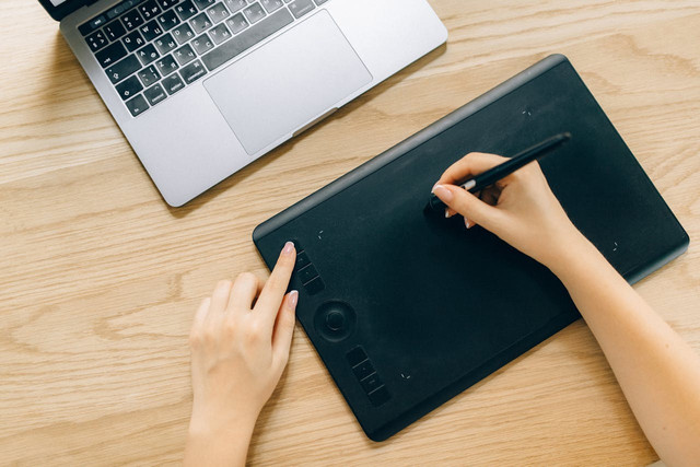 Ilustrasi drawing pad untuk laptop 2026. Foto: Pexels 