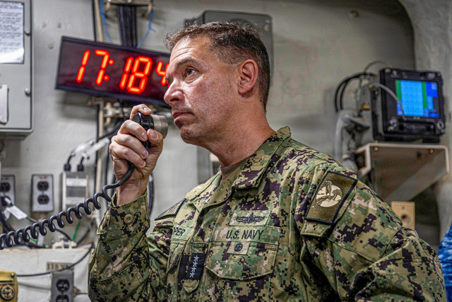 Laksamana Angkatan Laut AS Brad Cooper, komandan Komando Pusat AS, menyampaikan pengumuman di atas kapal induk kelas Nimitz USS Abraham Lincoln di Laut Arab pada 7 Februari 2026. Angkatan Laut AS/Handout via REUTERS Foto: Angkatan Laut AS/Handout via REUTERS