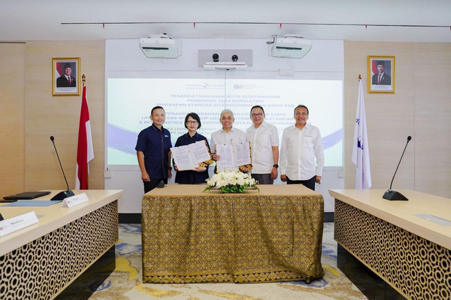 Lembaga Pembiayaan Ekspor Indonesia (LPEI) atau Indonesia Eximbank menjalin kolaborasi strategis dengan PT Indonesia Infrastructure Finance (IIF) penandatanganan Nota Kesepahaman (MoU) dan Perjanjian Kerja Sama (PKS) terkait penyediaan jasa konsultasi.menandatangani Nota Kesepahaman (MoU) dan Perjanjian Kerja Sama (PKS) terkait penyediaan jasa konsultasi, Selasa (3/3/2026). Foto: Indonesia Eximbank