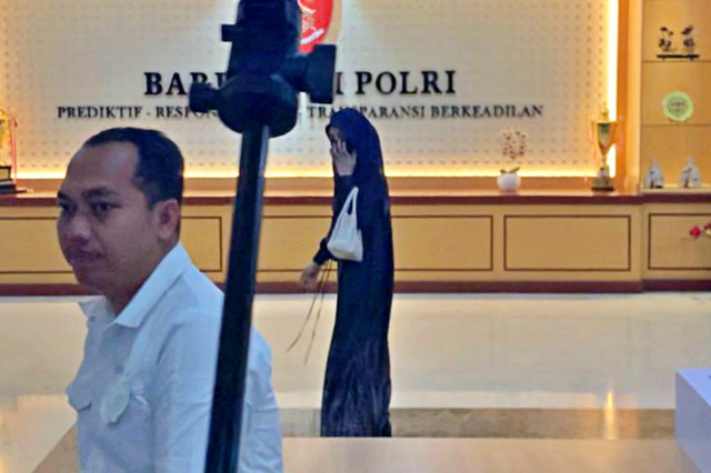 Wardatina Mawa (kanan) menjalani pemeriksaan atas laporan yang diajukan oleh Inara Rusli di Bareskrim Mabes Polri pada Rabu (4/3).  Foto: Vincentius Mario/kumparan