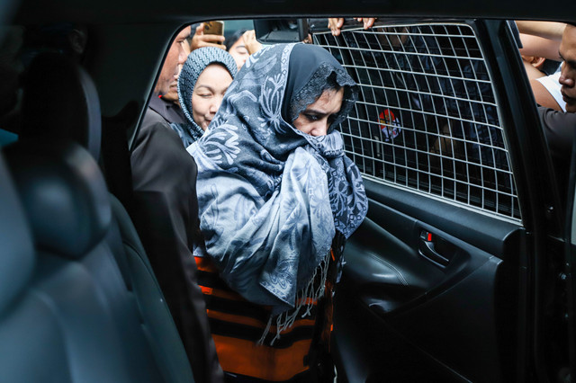 Bupati Pekalongan Fadia Arafiq mengenakan rompi oranye usai diperiksa terkait operasi tangkap tangan (OTT) di Gedung Merah Putih KPK, Jakarta, Rabu (4/3/2026) Foto: Iqbal Firdaus/kumparan