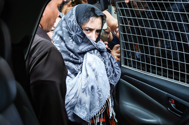 Bupati Pekalongan Fadia Arafiq mengenakan rompi oranye usai diperiksa  terkait operasi tangkap tangan (OTT) di  Gedung Merah Putih KPK, Jakarta, Rabu (4/3/2026) Foto: Iqbal Firdaus/kumparan