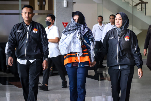 Bupati Pekalongan Fadia Arafiq mengenakan rompi oranye usai diperiksa  terkait operasi tangkap tangan (OTT) di  Gedung Merah Putih KPK, Jakarta, Rabu (4/3/2026) Foto: Iqbal Firdaus/kumparan