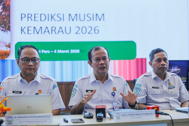 Kepala BMKG bersama Deputi Bidang Klimatologi BMKG dan Direktur Informasi Perubahan Iklim BMKG menyampaikan keterangan saat konpers prakiraan awal musim kemarau 2026 di Gedung D BMKG, Jakarta, Rabu (4/3/2026). Foto: Asprilla Dwi Adha/ANTARA FOTO
