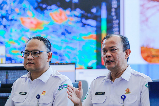 Kepala BMKG Teuku Faisal Fathani (kanan) bersama Deputi Bidang Klimatologi BMKG Ardhasena Sopaheluwakan (kiri) menyampaikan keterangan saat konferensi pers prakiraan awal musim kemarau 2026 di Gedung D BMKG, Jakarta, Rabu (4/3/2026). Foto: Asprilla Dwi Adha/ANTARA FOTO