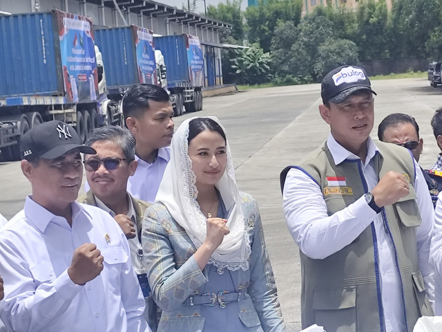 Menteri Pertanian (Mentan) Amran Sulaiman bersama dengan Direktur Utama Perum Bulog Ahmad Rizal Ramdhani resmi melepas ekspor beras perdana Indonesia ke Arab Saudi di Gudang Bulog Kelapa Gading pada Rabu (4/3).  Foto: Widya/kumparan