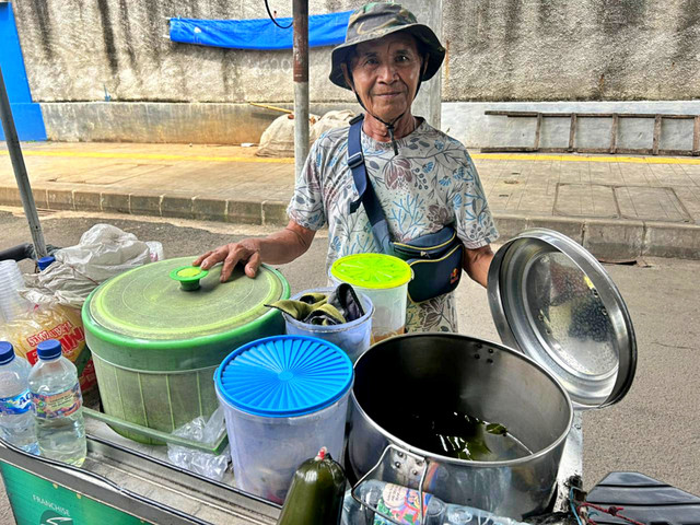Kardi atau kerap disapa Bejo, lansia penjual es cincau keliling di sekitar Pasar Palmerah, Jakarta Barat, Rabu (4/3). Foto: Nauval Pratama/kumparan