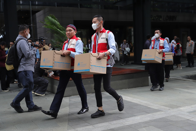 Penyidik dari OJK membawa berkas usai menggeledah kantor sekuritas berinisial M di Gedung Treasury Tower SCBD Jakarta, Rabu (4/3/2026). Foto: Jamal Ramadhan/kumparan