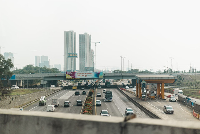 Ilustrasi Diskon Tarif Tol Mudik Lebaran 2026. Foto: Unsplash/Edward Lawrence