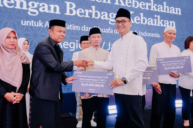 Direktur Commercial Banking Bank Mandiri, Totok Priyambodo (ketiga dari kanan) saat menyerahkan santunan di Region V/Jakarta 3. Foto: Dok. Bank Mandiri