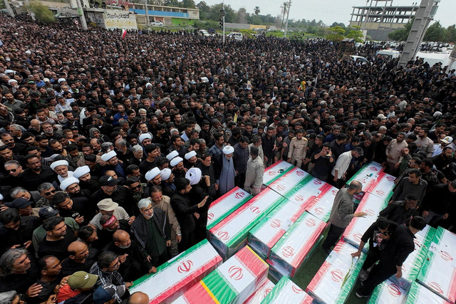 Warga menghadiri pemakaman para korban setelah serangan yang dilaporkan terjadi di sebuah sekolah di Minab, Iran, Selasa (3/3/2026). Foto: Amirhossein Khorgooei/ISNA/WANA via Reuters