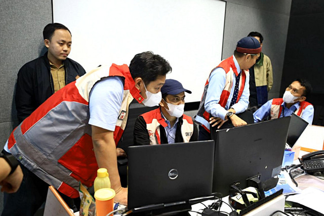 Penggeledahan OJK di kantor PT Mirae Asset. Foto: Dok. Humas OJK