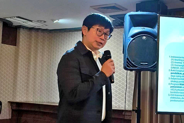 Ketua Tim Peneliti Program MBG BRIN, Iwan Hermawan, saat memaparkan Hasil Riset Dampak, Efektivitas dan Arah Kebijakan Program Makan Bergizi Gratis (MBG), di Gedung BJ Habibie BRIN, Jakarta Pusat, Rabu (4/3/2026). Foto: Jeni Ritanti/kumparan