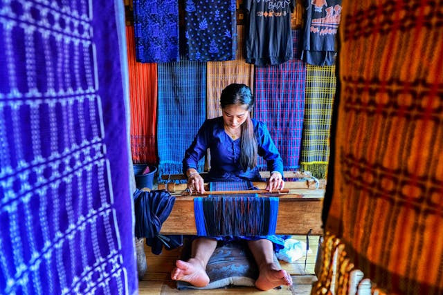 Proses pembuatan Tenun Baduy oleh masyarakat Baduy. Sumber foto: pexels.com