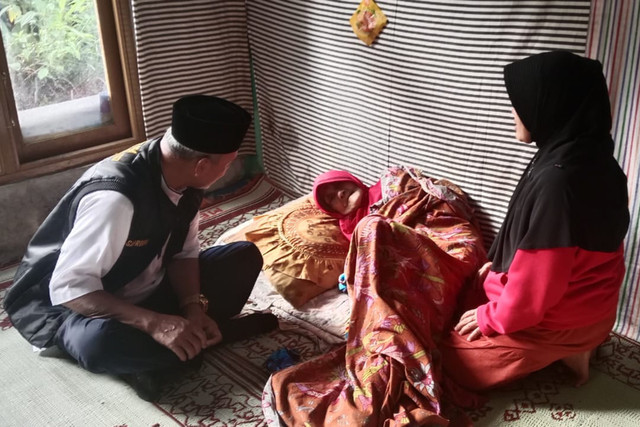 Mang Ining (99 tahun) terbaring di rumahnya. Foto: Dok. kumparan