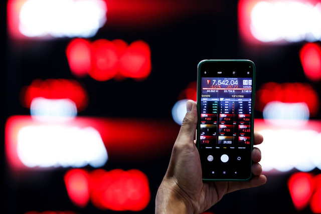 Pengunjung memotret layar yang menampilkan pergerakan Indeks Harga Saham Gabungan (IHSG) di Bursa Efek Indonesia, Jakarta, Rabu (4/3/2026). Foto: Asprilla Dwi Adha/ANTARA FOTO